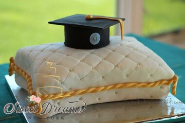 Graduation-Cap-Cake-Graduation-Pillow-Cake