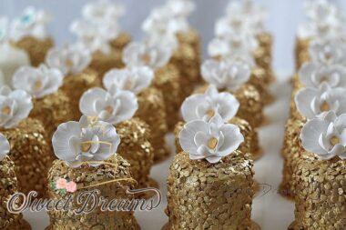 White-and-Gold-Sequin-Mini-Wedding-Cake