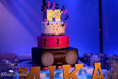 MTV-Bat-Mitzvah-Cake-Sweet-Dreams-NY-80s-Bat-Mitzvah-Cake-Ideas-80s-Cake-Ideas-Music-Themed-Cake-Beat-Boom-Cake-Dancers-Music-Themed-Birthday-Cake.1-scaled